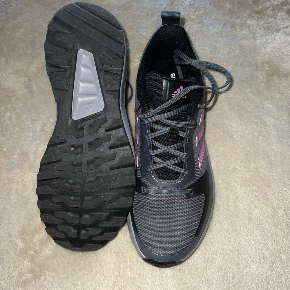 ADIDAS RUNNING SHOE ! - Picture 4 of 6